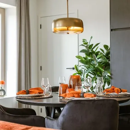 Huswell - Cozy A Stone's Throw From The